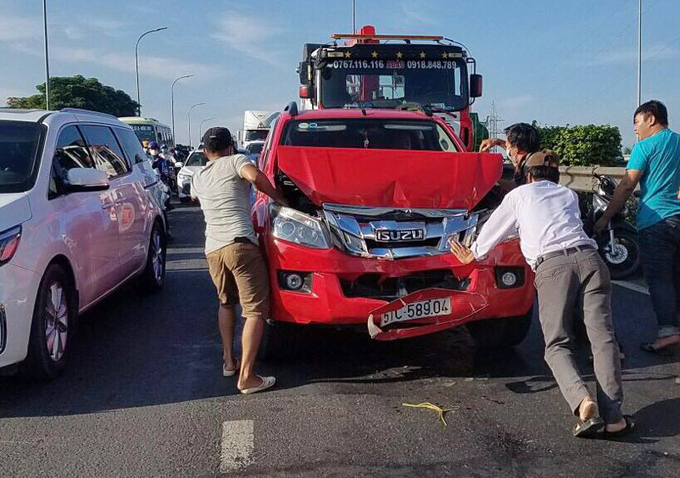 Chiếc xe bán tải biển dạng phần đầu.