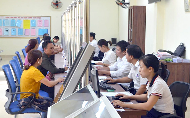 Bộ phận Phục vụ hành chính công huyện Văn Chấn giải quyết thủ tục hành chính cho người dân.