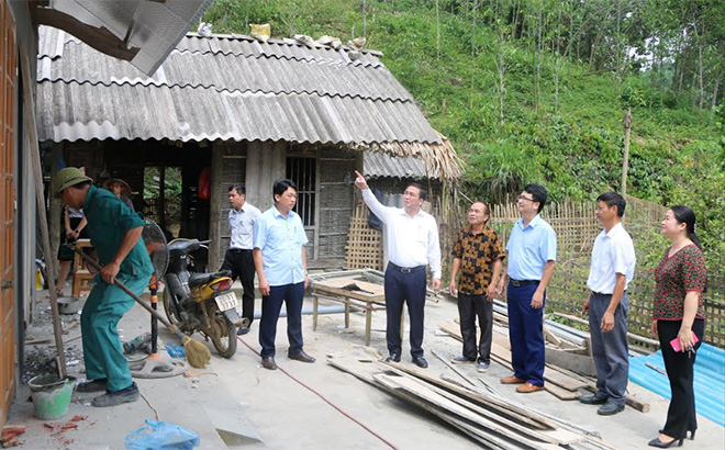 Lãnh đạo huyện Yên Bình kiểm tra tiến độ xóa nhà dột nát cho hộ nghèo và người có công trên địa bàn huyện.