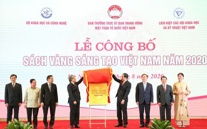 Đồng chí Trần Quốc Vượng và đồng chí Trần Thanh Mẫn thực hiện nghi  thức công bố Sách vàng Sáng tạo Việt Nam năm 2020.