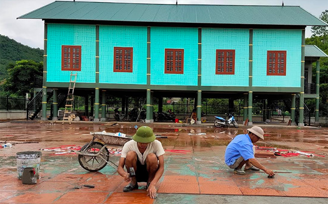 Nhà văn hóa mô phỏng kiến trúc truyền thống của đồng bào Xa Phó, xã Châu Quế Thượng, huyện Văn Yên đang được đầu tư xây dựng.