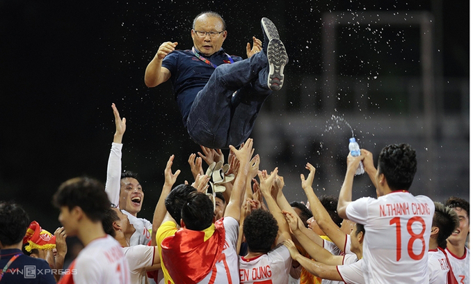HLV Park Hang-seo và cầu thủ Việt Nam ăn mừng sau trận chung kết SEA Games 30 tại Philippines.