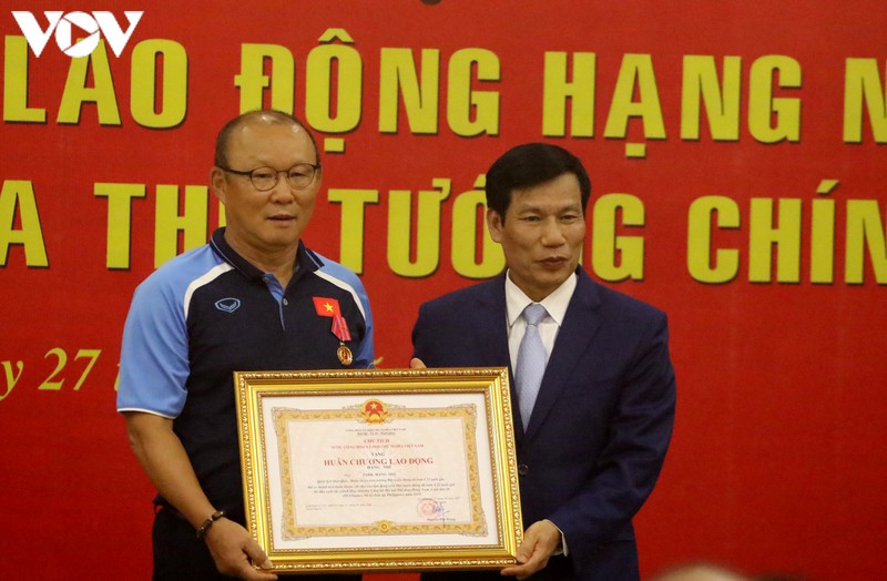 HLV Park Hang Seo nhận Huân chương Lao động hạng Nhì từ ông Nguyễn Ngọc Thiện, Ủy viên Trung ương Đàng, Bộ trưởng Bộ Văn hóa, Thể thao và Du lịch, Chủ tịch Uỷ ban Olympic Việt Nam.