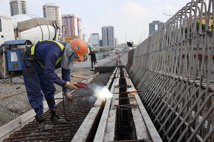 Thi công cầu cạn Vành đai 3 đoạn từ Mai Dịch đến cầu Thăng Long. Ảnh minh họa