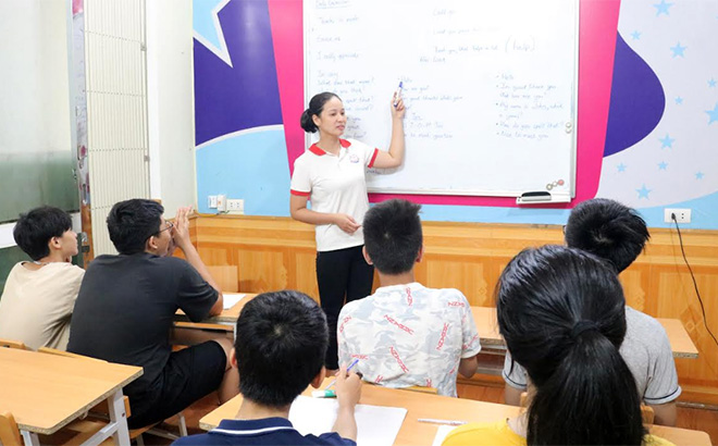 Một buổi học tiếng Anh sôi nổi của cô và trò tại Trung tâm Anh ngữ AD English.