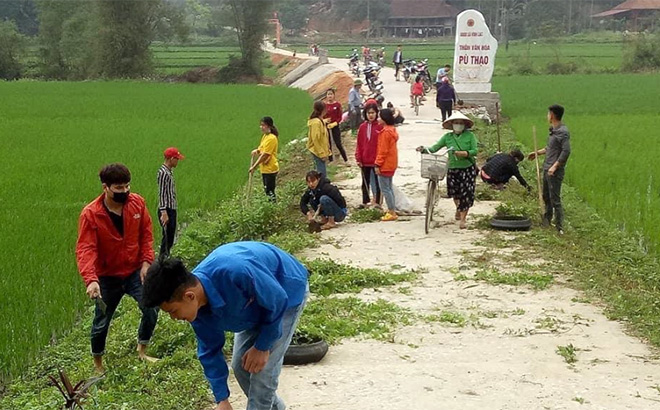 Người dân xã Vĩnh Lạc dọn vệ sinh môi trường, giữ gìn đường làng, ngõ xóm luôn sạch đẹp.