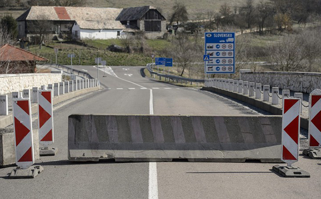 Hungary trở thành quốc gia đầu tiên ở châu Âu đóng cửa trở lại biên giới.