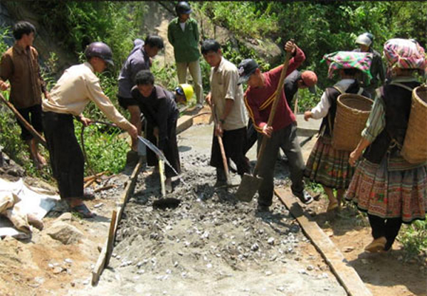 Người dân xã Xà Hồ, huyện Trạm Tấu tham gia bê tông hóa tuyến đường đến thôn Tà Đằng dài trên 1,1 km.