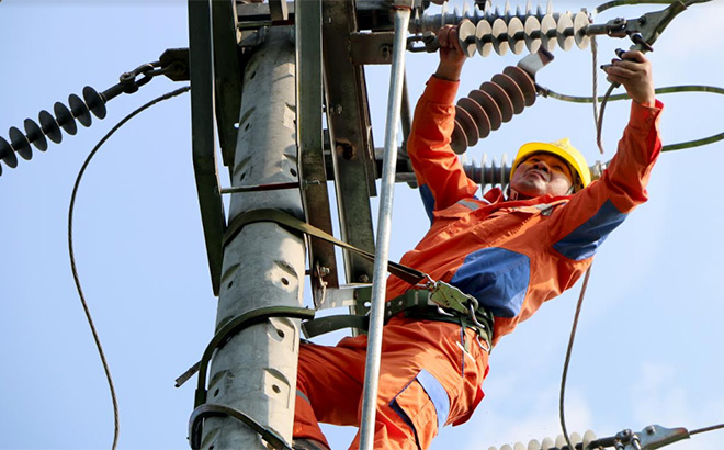 Công nhân Điện lực Yên Bình thường xuyên bảo dưỡng lưới điện.