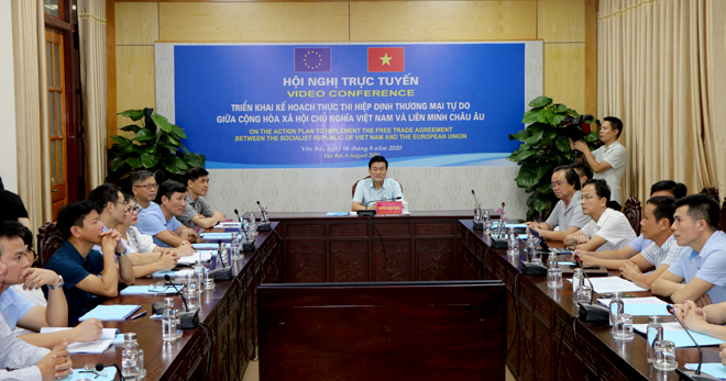 Vice Chairman of the Yen Bai provincial People’s Committee Nguyen Chien Thang and leaders of sectors attend the national video conference.