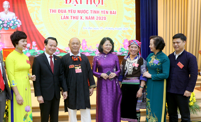 Vice President Dang Thi Ngoc Thinh – First Vice President of the Central Council for Emulation and Reward, and provincial leaders talk with delegates at the congress.