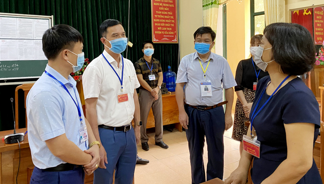 Đồng chí Dương Văn Tiến - Phó Chủ tịch UBND tỉnh cùng đoàn công tác 
 kiểm tra thực tế tại điểm thi Trường THPT Trần Phú. 
