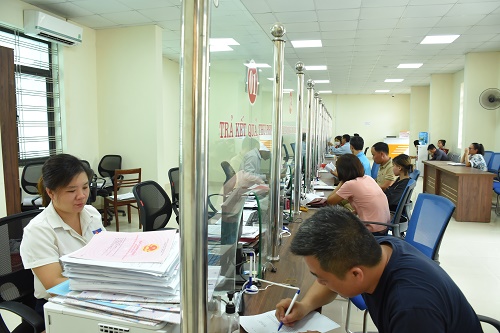 Người dân đến giao dịch tại Bộ phận phục vụ hành chính công huyện Lục Yên