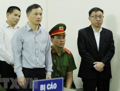 Nguyễn Văn Đài (áo màu xanh nhạt) là bị cáo trong phiên tòa sơ thẩm ngày 5/4/2018 của Tòa án nhân dân thành phố Hà Nội với tội danh 