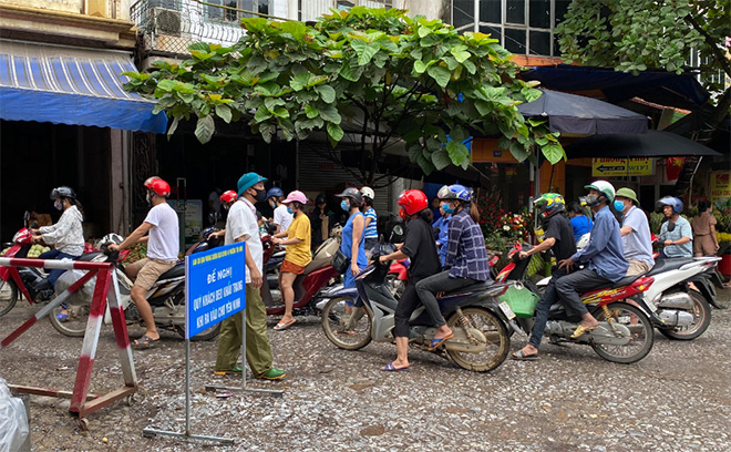 Chốt kiểm soát chợ Yên Ninh, thành phố Yên Bái nhắc nhở mọi người đeo khẩu trang khi vào chợ.