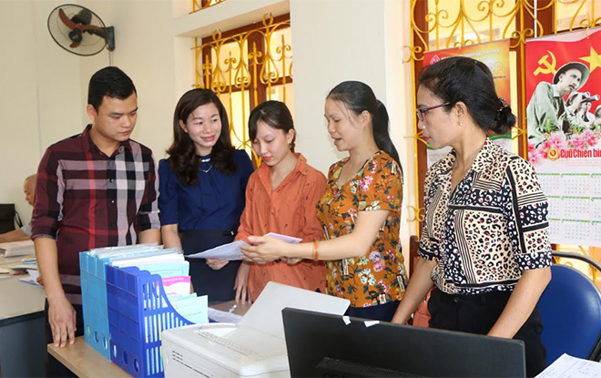 Đồng chí Nghiêm Thị Lan - Bí thư Đảng ủy phường Minh Tân (thứ 2 bên trái) trao đổi với cán bộ, công chức phường.