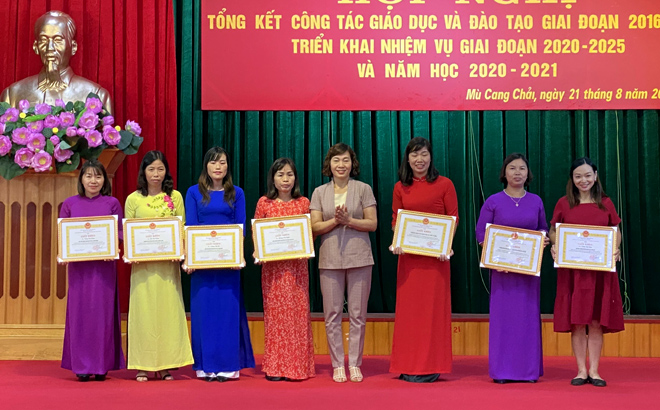 Phó Chủ tịch UBND huyện Lương Thị Xuyến trao thưởng cho các tập thể, cá nhân có nhiều đóng góp cho công tác giáo dục đào tạo giai đoạn vừa qua