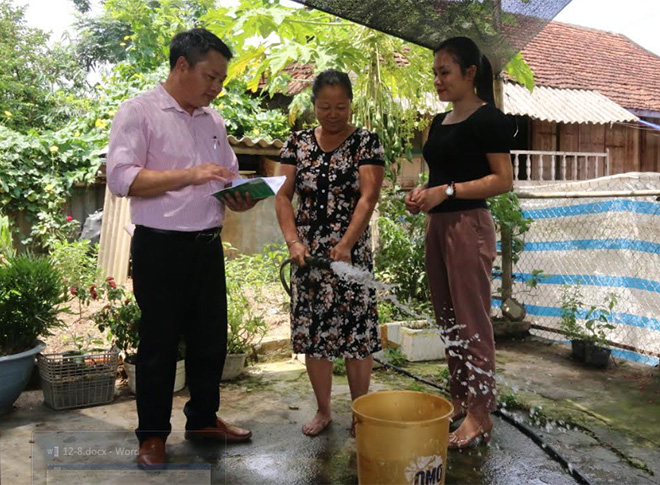 Lãnh đạo Phòng Giao dịch Ngân hàng CSXH thị xã Nghĩa Lộ kiểm tra hiệu quả nguồn vốn nước sạch và môi trường nông thôn tại xã Thanh Lương.