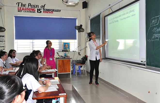 Một giờ học môn Tiếng Anh của cô và trò Trường THPT Chuyên Nguyễn Tất Thành.