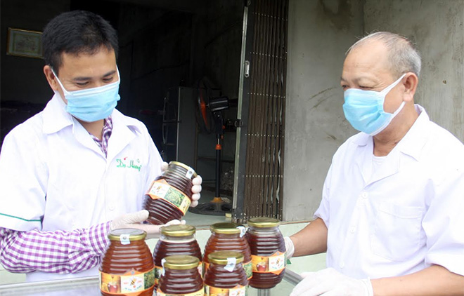 Sản phẩm mật ong đảm bảo chất lượng của HTX Nông nghiệp Minh Bảo được đóng chai có tem, nhãn đầy đủ phục vụ người tiêu dùng.