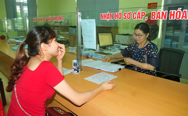 Bộ phận một cửa Chi cục Thuế thành phố Yên Bái hướng dẫn người kinh doanh cấp bán hóa đơn.