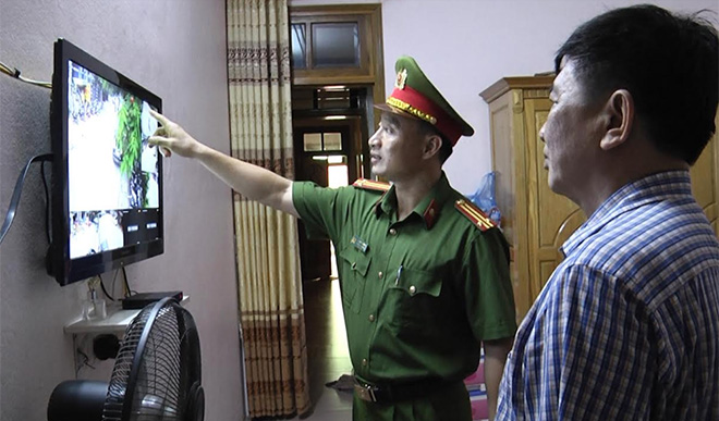 Trung tá Lã Quý Hoàng kiểm tra hình ảnh dữ liệu tại trụ sở Công an phường.
