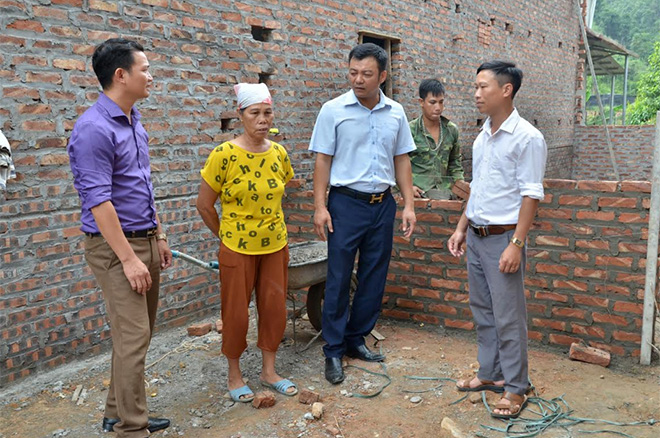 Lãnh đạo xã Yên Phú kiểm tra việc xây nhà cho hộ người có công.