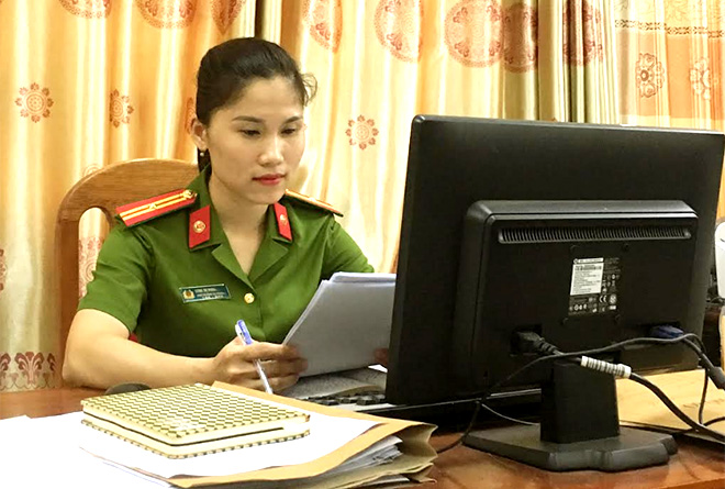Thiếu tá Dương Thị Phương Nhung nghiên cứu tài liệu, văn bản trước khi xuống cơ sở làm việc.