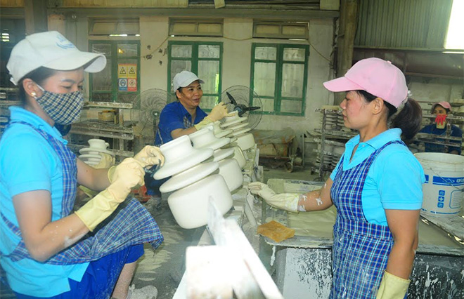 Công ty cổ phần Sứ kỹ thuật Hoàng Liên Sơn là đơn vị hàng năm luôn hoàn thành tốt nghĩa vụ nộp ngân sách Nhà nước.