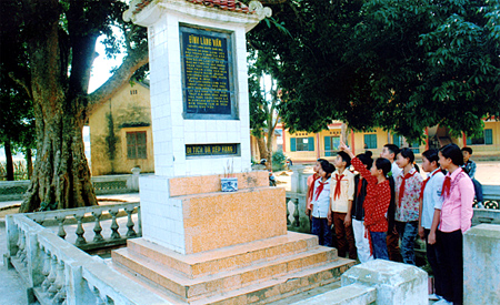 Khu di tích lịch sử cấp quốc gia Chiến khu Vần, xã Việt Hồng, huyện Trấn Yên là nơi giáo dục truyền thống cho thế hệ trẻ.