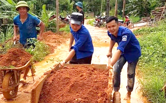 Đoàn viên thanh niên xã Khánh Hòa giúp dân khắc phục hậu quả mưa bão.