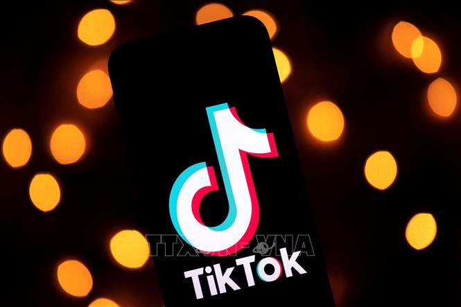 Biểu tượng TikTok trên một màn hình điện thoại ở Paris, Pháp.