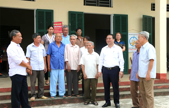 Bí thư Huyện ủy Đoàn Hữu Phung (thứ 3 từ phải sang) trao đổi với cán bộ, đảng viên xã Đại Đồng, huyện Yên Bình.