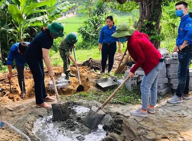 Đoàn viên thanh niên huyện Yên Bình giúp các gia đình có hoàn cảnh khó khăn sửa chữa nhà ở.