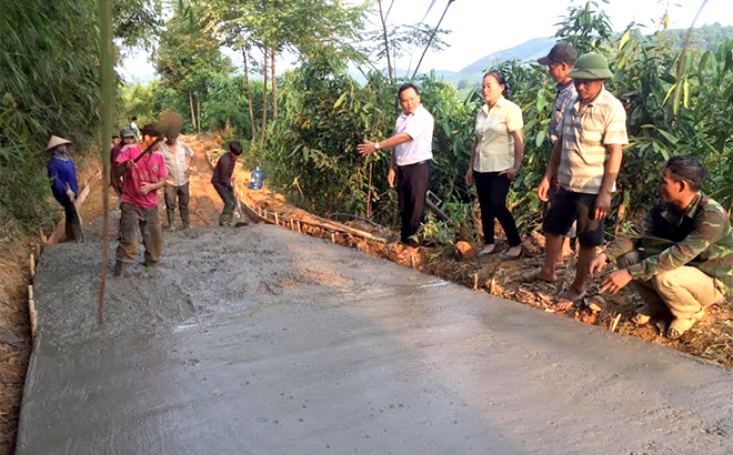 Nhân dân xã Tân Hợp, huyện Văn Yên chung sức làm đường giao thông nông thôn.
