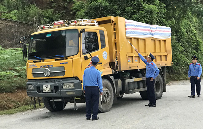 Thanh tra giao thông Sở Giao thông vận tải kiểm tra kích thước thành, thùng xe.