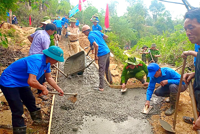 Cán bộ các ngành, cùng nhân dân huyện Mù Cang Chải tích cực tham gia bê tông hóa đường giao thông nông thôn.