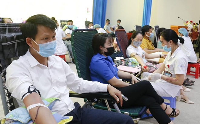 Young people and civil servants in Van Yen participate in a “Red Journey” blood donating event in early 2021.

