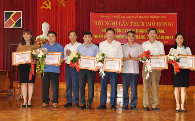 Lãnh đạo Đảng ủy Khối cơ quan và doanh nghiệp tỉnh trao giấy khen cho các đảng viên hoàn thành xuất sắc nhiệm vụ giai đoạn 2015 - 2020.