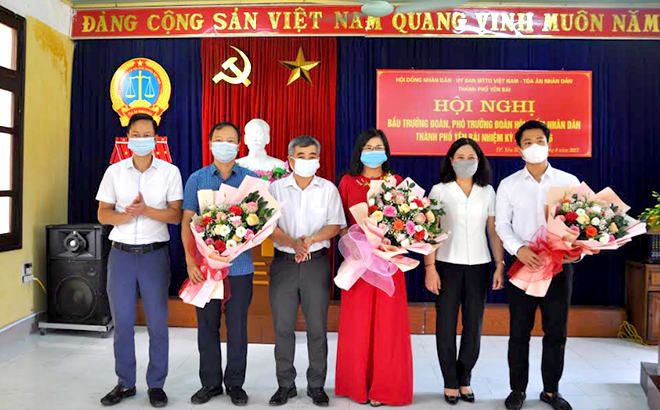 Trưởng đoàn, Phó Trưởng đoàn HTND thành phố Yên Bái, nhiệm kỳ 2021- 2026 ra mắt Hội nghị.