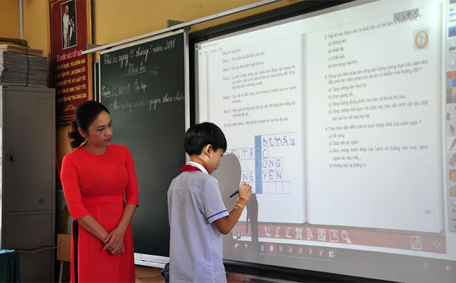 Một giờ học của cô và trò Trường Tiểu học Nguyễn Trãi, thành phố Yên Bái với bảng thông minh.
