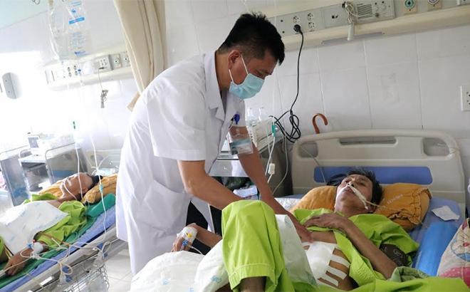 Bác sĩ Nguyễn Mạnh Chiến kiểm tra vết mổ cho bệnh nhân.