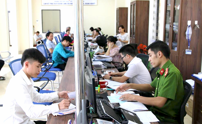 Bộ phận Phục vụ hành chính công huyện Văn Yên giải quyết thủ tục hành chính cho người dân (Ảnh chụp trước ngày 29/4/2021).