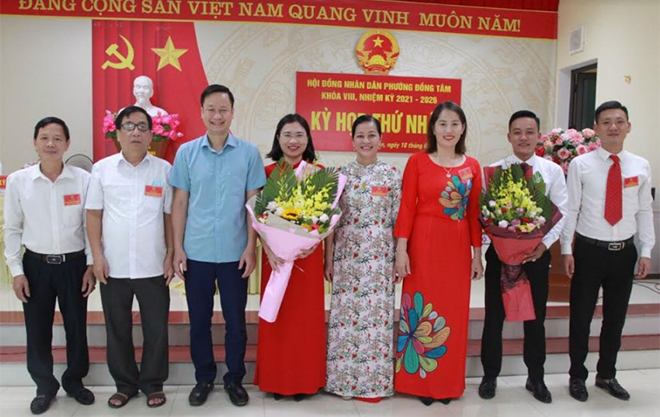 Lãnh đạo Ủy ban Mặt trận Tổ quốc thành phố Yên Bái tặng hoa chúc mừng lãnh đạo HĐND phường Đồng Tâm khóa VIII, nhiệm kỳ 2021 - 2026.