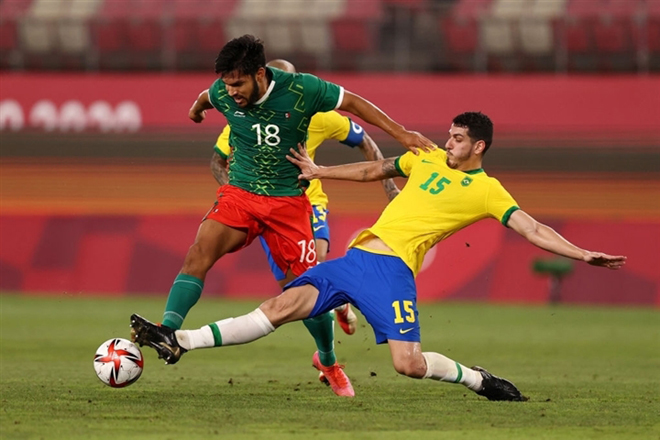 Olympic Brazil (áo vàng) vất vả trước Olympic Mexico.