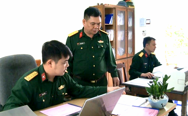 Lãnh đạo Chi bộ Ban Chính trị, Đảng ủy Quân sự huyện Văn Yên trao đổi nghiệp vụ với cán bộ.
