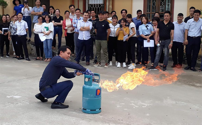 Chủ các cơ sở kinh doanh, nhân viên các cơ quan, đơn vị trên địa bàn tỉnh tham gia tập huấn phòng cháy, chữa cháy.