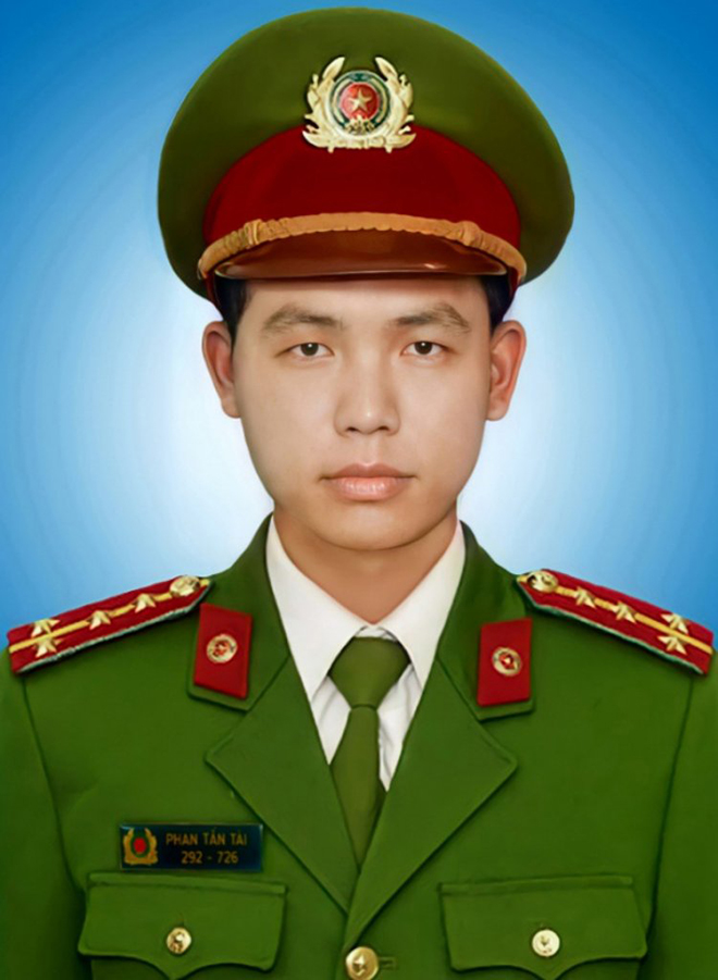 Đại úy Phan Tấn đã từng ghi dấu ấn trong lịch sử Việt Nam với những chiến công anh dũng. Hãy xem ảnh để biết rõ hơn về cuộc đời và sự nghiệp của người anh hùng này.