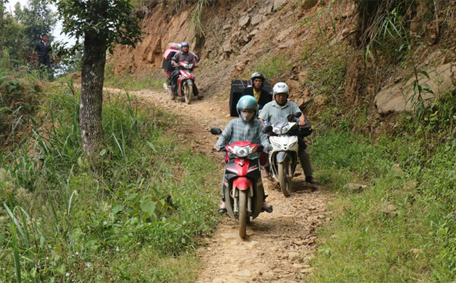 Thành viên Đội Thông tin lưu động, Trung tâm TT&VH huyện Mù Cang Chải chuyên chở thiết bị đi phục vụ lưu động đến các bản làng xa của huyện.