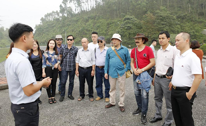 Nhà văn Nông Quang Khiêm (thứ hai từ phải sang) tham gia sáng tác âm nhạc tại huyện Mù Cang Chải.